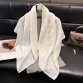 Elegante foulard quadrato bianco in cotone e lino con motivo jacquard su una gruccia - Bianco