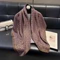 Écharpe violet foncé scintillante avec des motifs géométriques V dorés en maille - Violet
