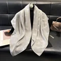 Sciarpa quadrata in cotone e lino grigio argento con stampa leopardata su gruccia - Grigio