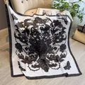 Carré de soie 90cm noir et blanc avec motifs de palais, oiseaux et fleurs chics - Noir