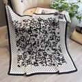 Carré de soie de 90 cm avec motifs de roses noires et blanches et pois rétro élégants - Noir