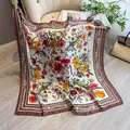 Élégant foulard en soie avec motif floral champêtre et bordure marron sur canapé - Marron