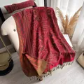 Scialle retrò rosso intenso stile pashmina con motivi paisley e dettagli di frange - Rosso
