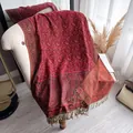 Scialle rosso scuro con motivo paisley classico, nappe dorate e morbida trama in cashmere - Rosso