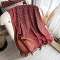 Sciarpa pashmina classica con motivo paisley rosso e oro bronzo e nappe eleganti - Nero Rosso