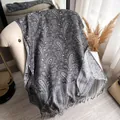 Zwart-grijze Paisley jacquard sjaal met franjes, zachte kasjmierachtige afwerking - Grijs