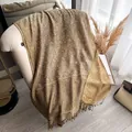 Scialle classico paisley nei toni della terra con motivi jacquard vintage e frange - Cachi