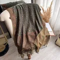 Sciarpa pashmina classica con motivo paisley verde petrolio e rosso ruggine e frange - Verde