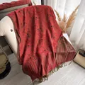 Rode sjaal met kasjmiergevoel, klassiek paisley-jacquardpatroon en elegante franje-details - Rood