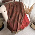 Rode en oranje kasjmierachtige sjaal met paisley-jacquard patroon en franjes - Zwart Rood