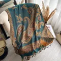 Scialle etnico stile cashmere con motivo paisley verde scuro e arancione con nappe - Verde
