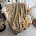 Ethno-Paisley-Schal aus Kaschmir-Imitat mit goldenen Fransen auf weißem Sessel - Khaki / 195x70