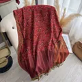 Ethno-Kaschmir-Schal in Retro-Rot mit Paisleymuster und Fransen auf einem Sessel - Rot / 195x70