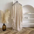 Eleganter beiger Spitzen-Cardigan mit floralem Häkelmuster und langen Fransenquasten - Beige