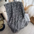 Damen Paisley Kaschmir-Gefühl Schal in Schwarz-Weiß mit eleganten Fransen-Details - Grau / 195x70