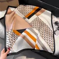 Elegante foulard in seta francese 70cm con motivo geometrico arancione e nero - 70fj-490-tonalità Della Pelle / 70*70