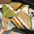 Sciarpa quadrata 70cm effetto seta con motivo geometrico verde e finitura satinata - 70fj-491-verde / 70*70