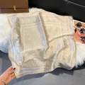 Eleganter champagnerfarbener Seidenschal mit Blumenmuster und Punkten auf weicher Textur - 70*70cm / Khaki