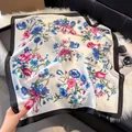 Elegante foulard in seta da 70 cm con stampa floreale francese e un bordo nero classico - 70fj-492-nero / 70*70