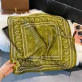 Dunkelgrünes Seidenquadrat-Halstuch mit Blumen- und Punktmuster auf Plüsch - 70*70cm / Grün