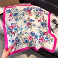 Foulard in seta 70cm con stampa floreale e bordo rosa acceso su base morbida - 70fj-493-magenta / 70*70