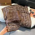 Eleganter brauner Seidenschal mit weißen Blumenmustern und Punkten für Damen - 70*70cm / Braun
