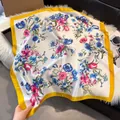 Elegante foulard quadrato in seta da 70 cm con stampa floreale e bordo giallo chic - 70fj-494-giallo / 70*70