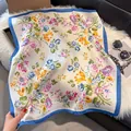 Foulard in seta 70cm con elegante stampa floreale e bordi blu reale raffinati - 70fj-495-blu / 70*70