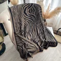 Chal suave con estampado de leopardo y cebra en negro y oro bronce con flecos - Grande Largo / Negro