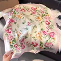 Elegante foulard quadrato di seta 70cm con stampa floreale colorata su sfondo color crema - 70fj-496-rosa / 70*70