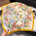 Foulard quadrato in seta francese con stampa floreale ed elegante bordo in raso giallo - 70fj-497-giallo / 70*70