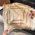 Elegante champagne zijden vierkante sjaal met geometrische print en leren riem detail - Champagnegoud Griekse Sleutel Leren Gesp Stijl / 70x70cm / Khaki