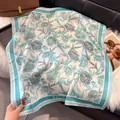 Zijden vierkante sjaal met blauwe bloemen en EDEN-logo aan een witte handtas geknoopt - Wit Cyaan Bloemen Stijl / 70x70cm / Cyaan