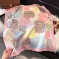 Vierkante satijnen sjaal met bloemen en paisley in roze en blauw op lederen bank - Roos Paisley Patchwork Stijl / 70x70cm / Roze