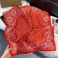 Élégant foulard en satin rouge avec bordure cachemire et motifs floraux jaunes au centre - 70fj-474-rouge / 70*70