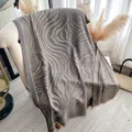 Zebrapatroon sjaal in grijs en goud jacquard met metallic goudkleurige draden - Groot Lang / Grijs