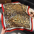Stijlvolle zijdezachte sjaal met luipaardprint en rode en zwarte contrasterende randen - Luipaard Rood Zwart Contrast Stijl / 70x70cm / Zwart Rood