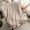 Eleganter beiger Kaschmir-Gefühl Schal mit Vintage-Blumenmuster und Fransen - Weiß