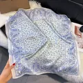 Carré en satin à motif paisley bleu et blanc présenté sur un fond en peluche douce - 70fj-476-bleu / 70*70