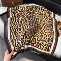 Elegante zijden sjaal met luipaardprint geknoopt aan een bruine leren handtas - Luipaardprint Patchwork Stijl / 70x70cm / Zwart
