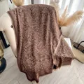 Eleganter dunkelbrauner Kaschmir-Schal mit Rankenmuster und weichen Fransenkanten - Braun