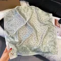 Carré de soie satiné vert élégant avec motif paisley sur un fond en peluche douce - 70fj-477-cyan / 70*70