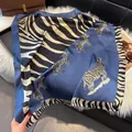 Vierkante zijden sjaal met donkerblauwe zebraprint en strepen op wit imitatiebont - Donkerblauw Zebra Patchwork Stijl / 70x70cm / Blauw