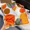 Carré de soie satinée avec motifs géométriques artistiques à pois orange et jaune - 70fj-478-orange / 70*70