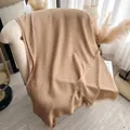 Champagnerfarbener Kaschmir-Schal mit Paisley-Jacquard-Muster und feinen Fransen - Camel