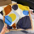 Carré de soie satiné avec motifs géométriques à pois en jaune, bleu et noir chic - 70fj-479-bleu / 70*70
