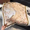 Elegante foulard in seta 70cm champagne con stampa di magnolia e bordo marrone - 70fj-504-albicocca / 70*70