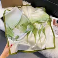 Carré en satin de soie avec motif feuilles de ginkgo vertes sur dégradé blanc - 70fj-480-vert / 70*70