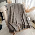 Scialle grigio scuro stile cashmere con jacquard paisley dorato e ricami metallici - Grigio