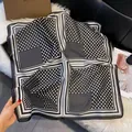 Carré de soie en satin élégant à pois noirs et blancs avec bordure géométrique - 70fj-481-noir / 70*70